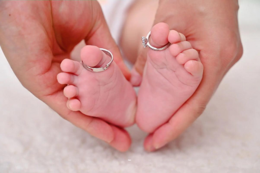 南漳宝宝吃奶呕吐